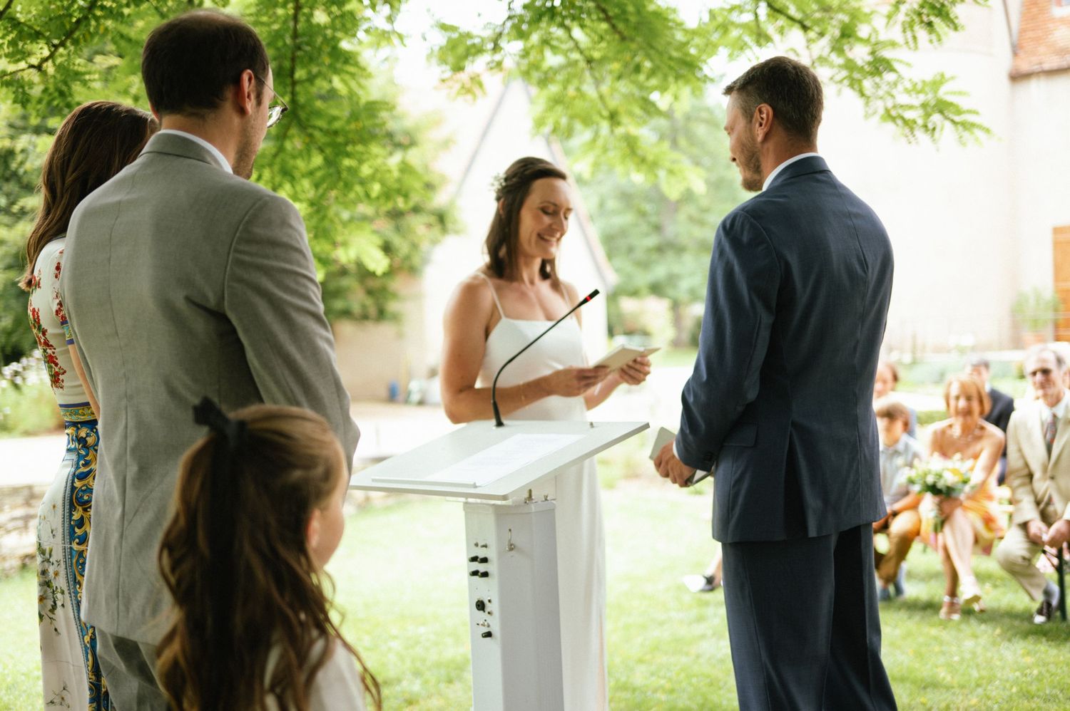 Mariage en plein air dans un jardin de Sancerre, décoré de fleurs sauvages, avec une vue imprenable sur les vignes environnantes