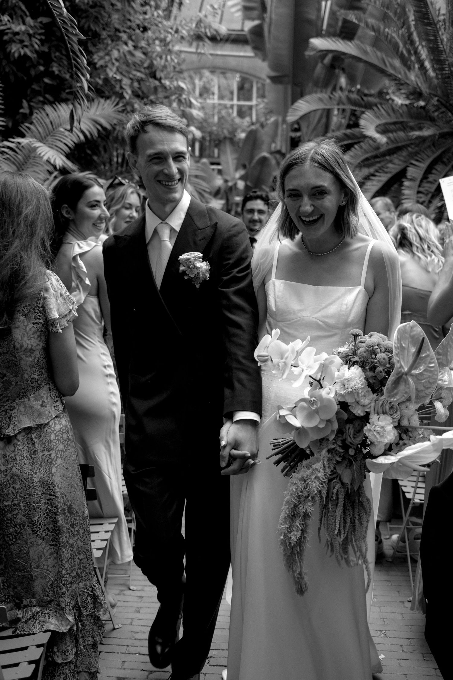 Amsterdam hortus wedding trouwen Amsterdam trouwen in een kas bruiloft Amsterdam Zwolle film fotograaf bruidsfotograaf trouwfotograaf