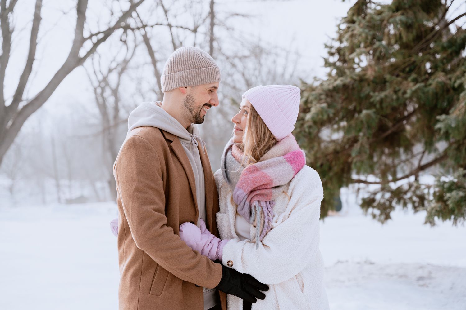 Un couple qui profite d'une activité de la Saint-Valentin à Montréal.