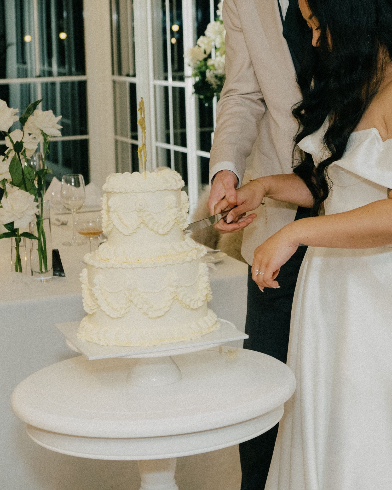 cake cutting at maleny manor wedding