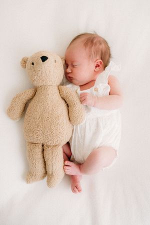 Gezin met pasgeboren baby tijdens newborn fotosessie in Edegem.
