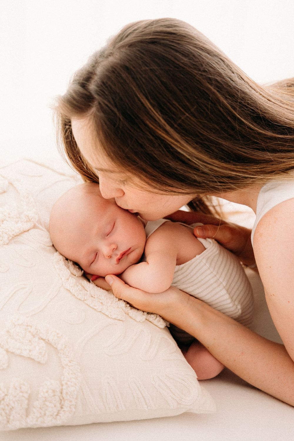 Newbornshoot in Edegem bij Memories by Luma, zachte en pure babyfotografie nabij Antwerpen