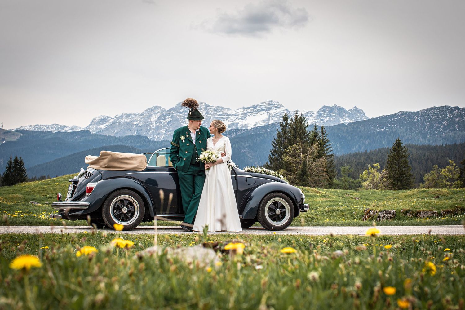 DaSchachten Hochzeit Chiemgau Winklmoos Achental Hochzeitsfotos VW Käfer Steinplatte Hochzeitsauto Bayern Tracht heiraten in Tracht Berge