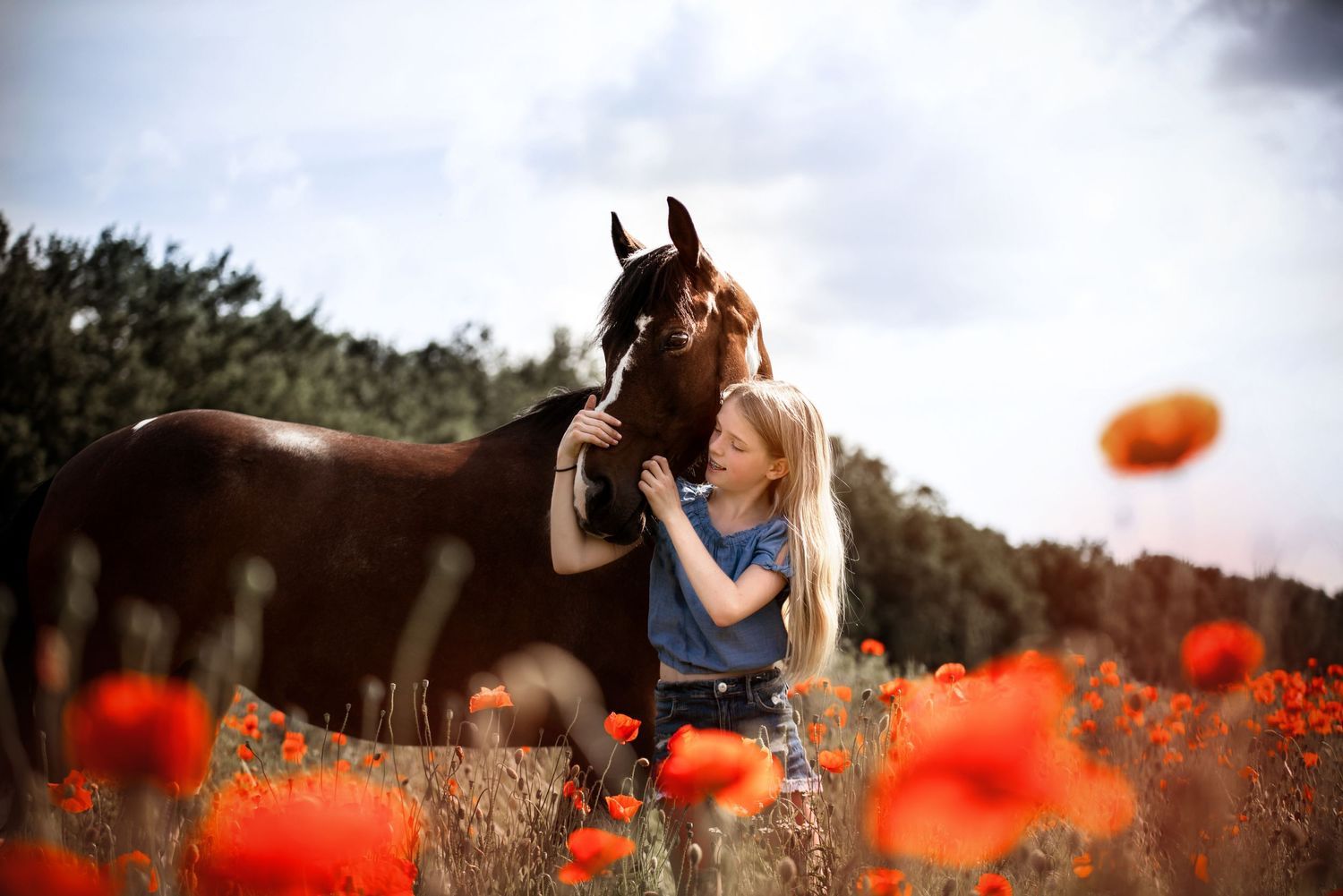 Foto van een kind met een paart in een veld.