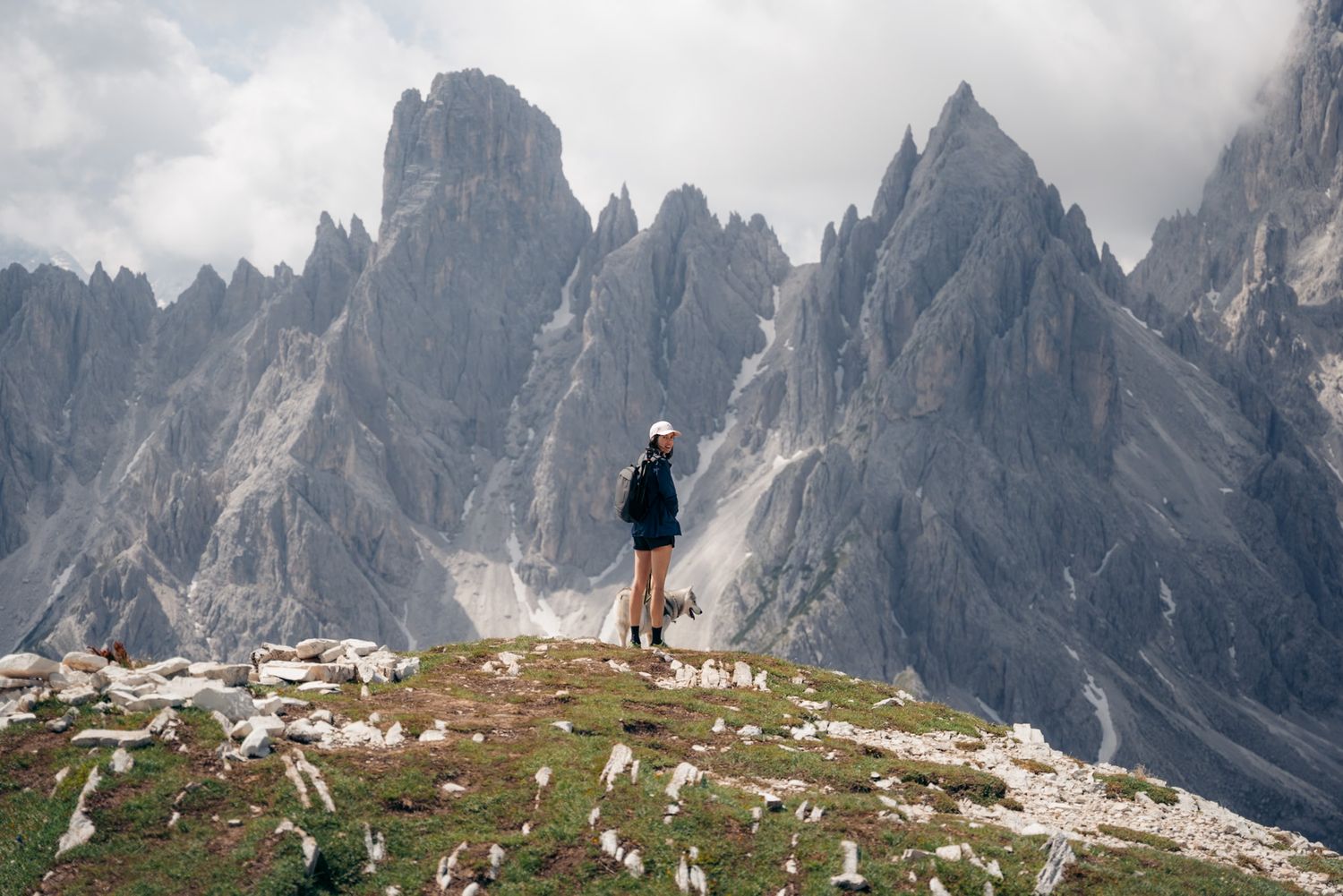 randonneuse et son chien devant les cadini di misurina dans les dolomites