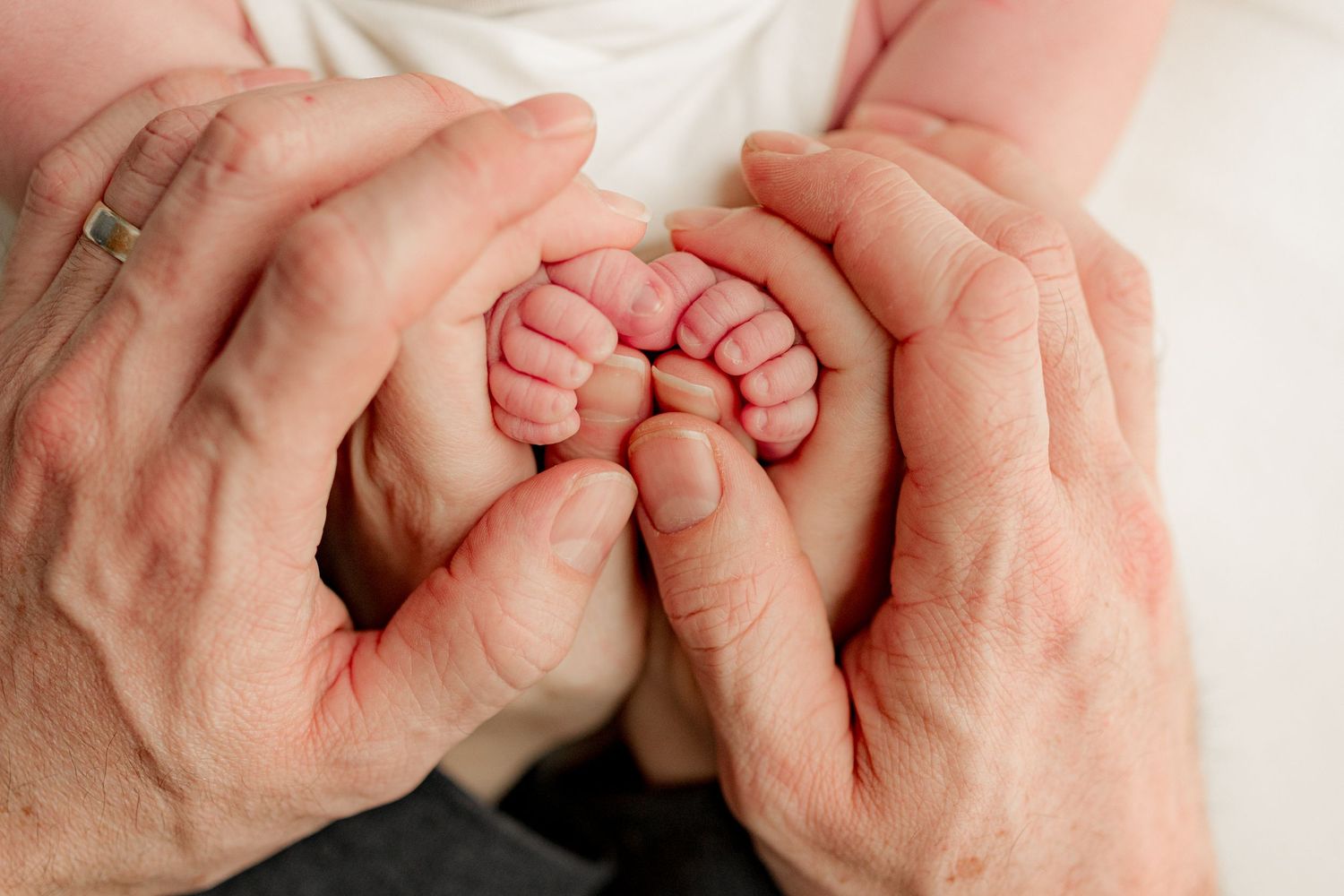 Newborn traveling photographer in Fort Wayne Indiana