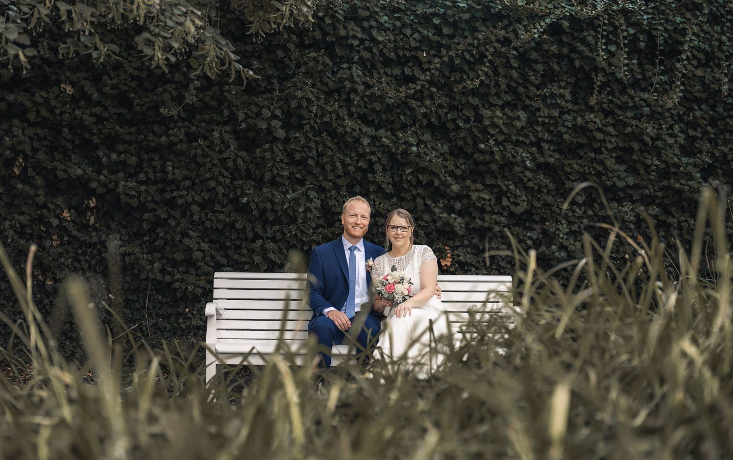 Braut und Bräutigam genießen ihr Paarshooting nach der Hochzeit – authentische Hochzeitsfotos voller Liebe.