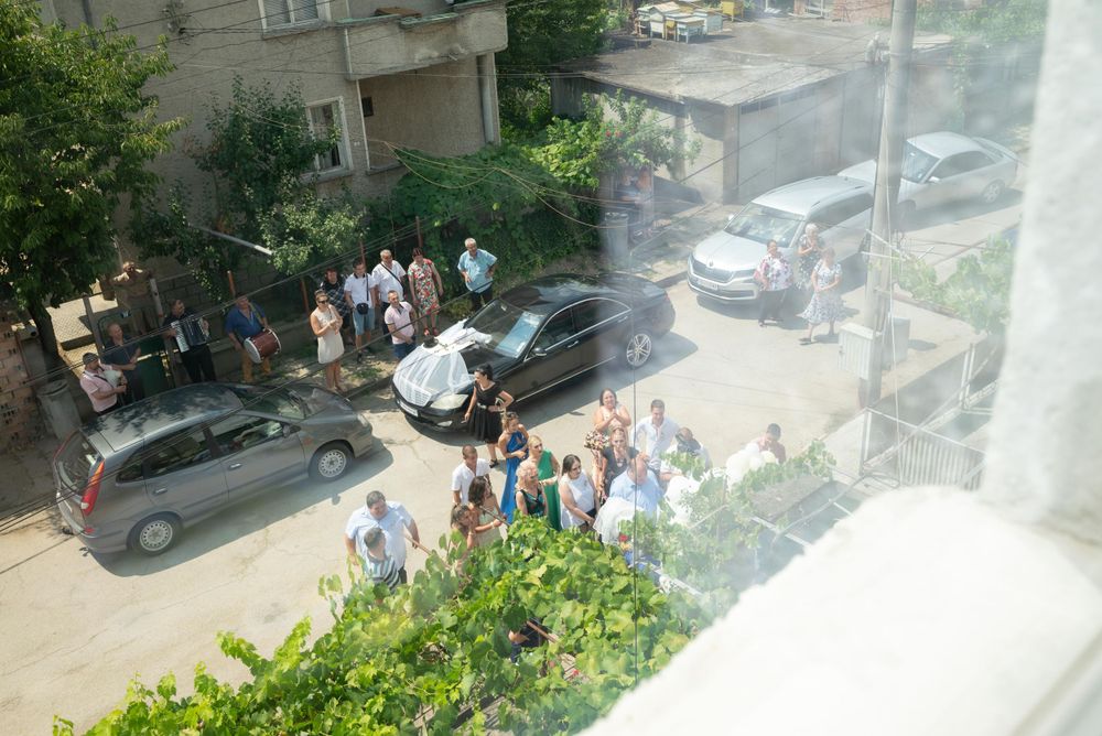 Сватбена фотосесия във Велико Търново, съчетание между нежността на естествената светлина и editorial style, естествени цветове