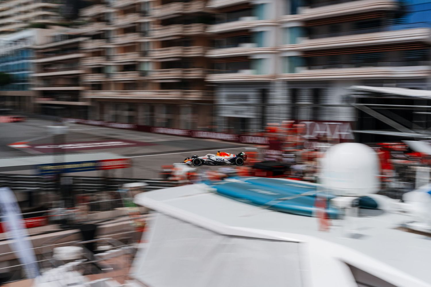 Formule 1 capturée pendant le Grand prix de Monaco au niveau de la nouvelle chicane. A bord d'un yacht luxueux