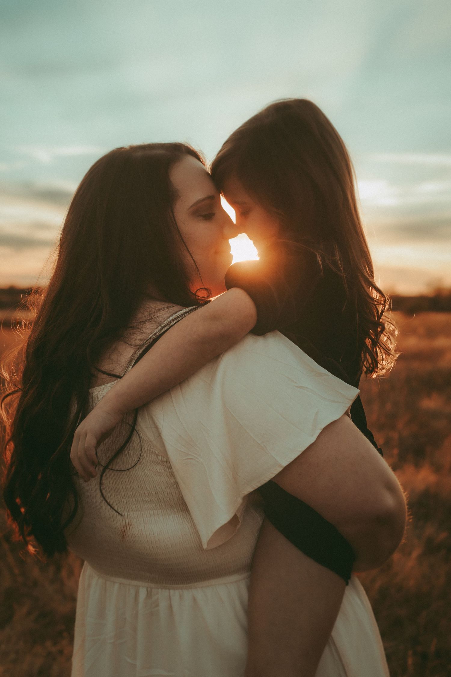 Mother and daughter silhouette during sunset – heartfelt motherhood photography in Kansas
