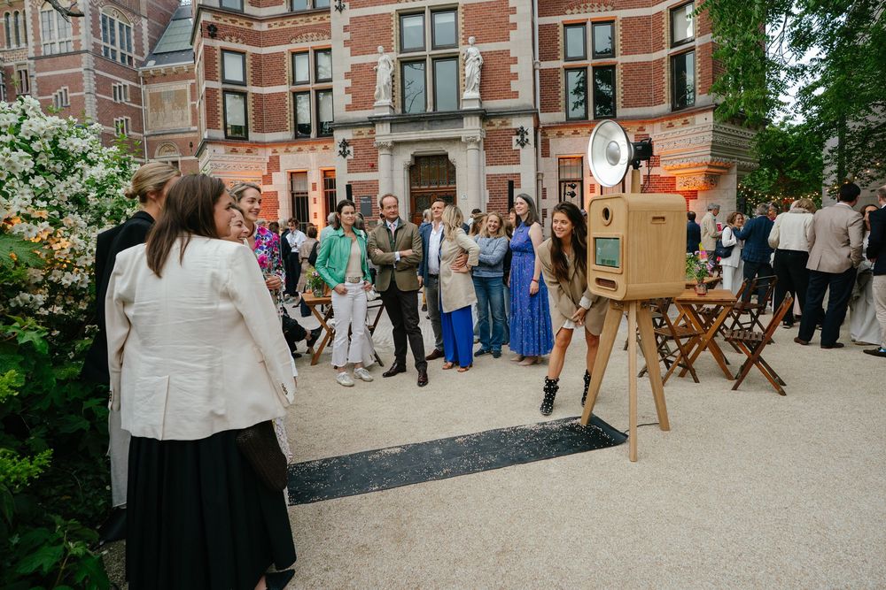 Vintage photobooth opgesteld bij het Rijksmuseum in Amsterdam tijdens een bedrijfsevenement