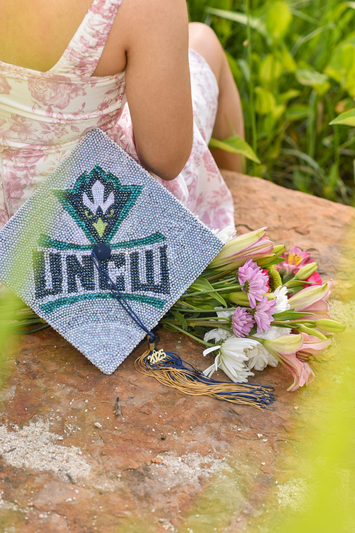 Senior session, outdoor, city, bright and airy, graduation