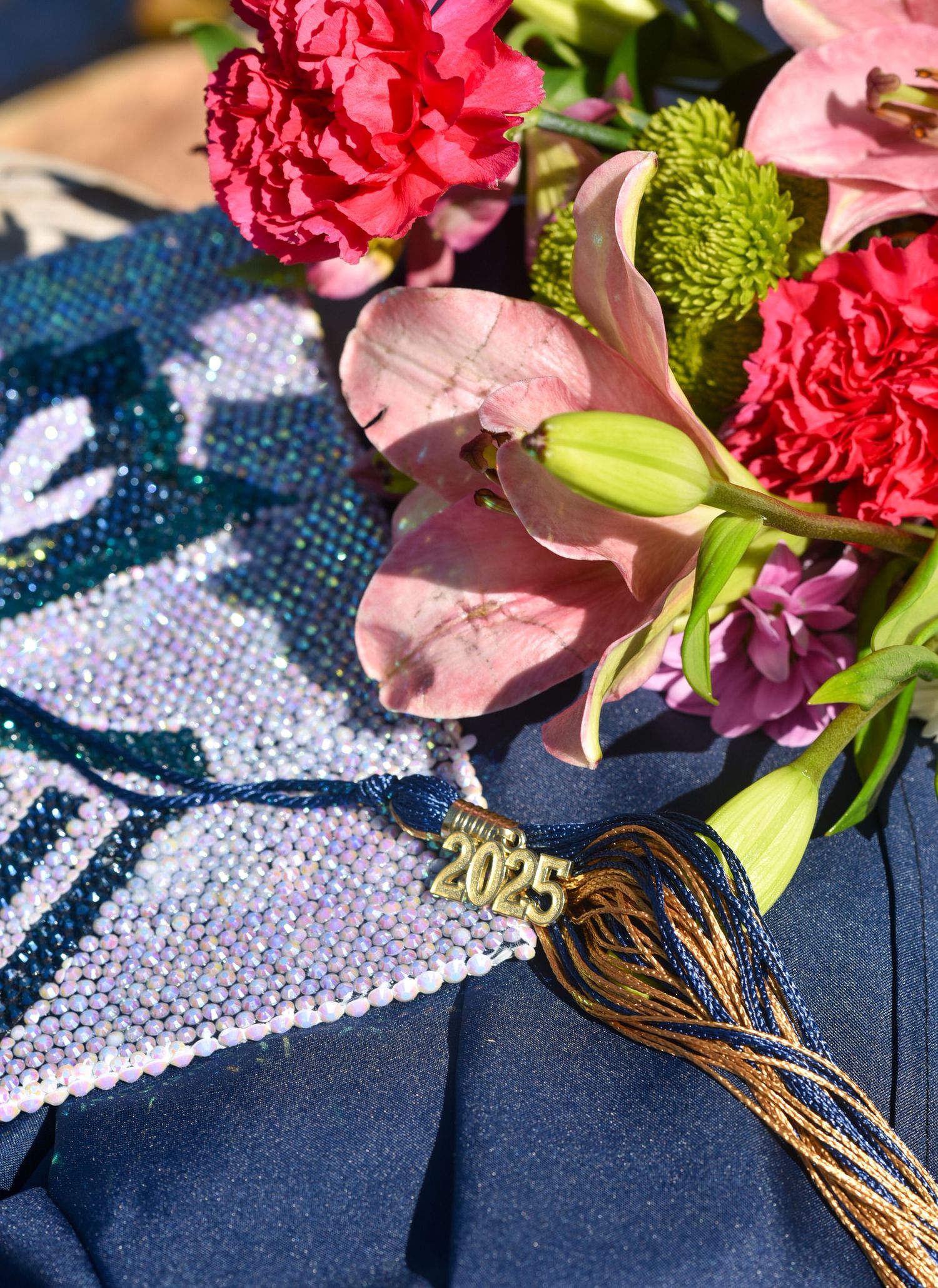Senior session, outdoor, city, bright and airy, graduation, flowers