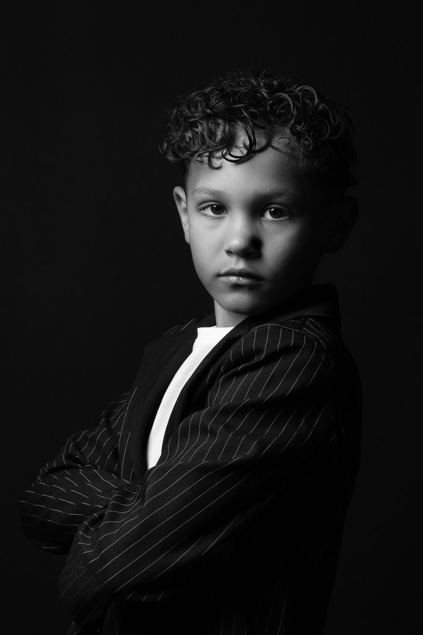 creatief portret jongen inpak met armen over elkaar