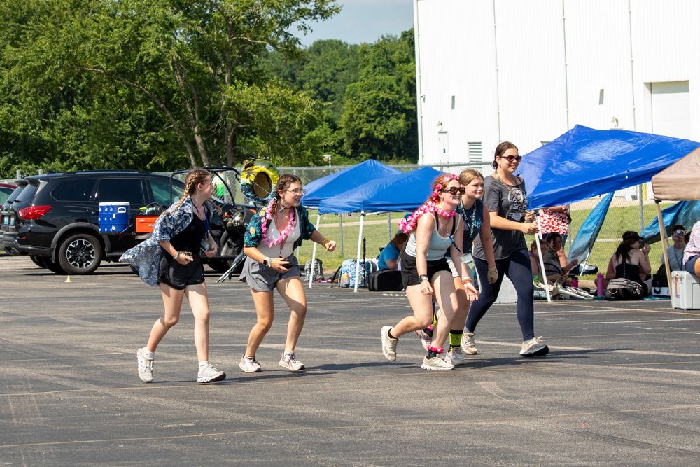 A sequence of outdoor fitness exercises shows synchronized workout movements in a parking lot.