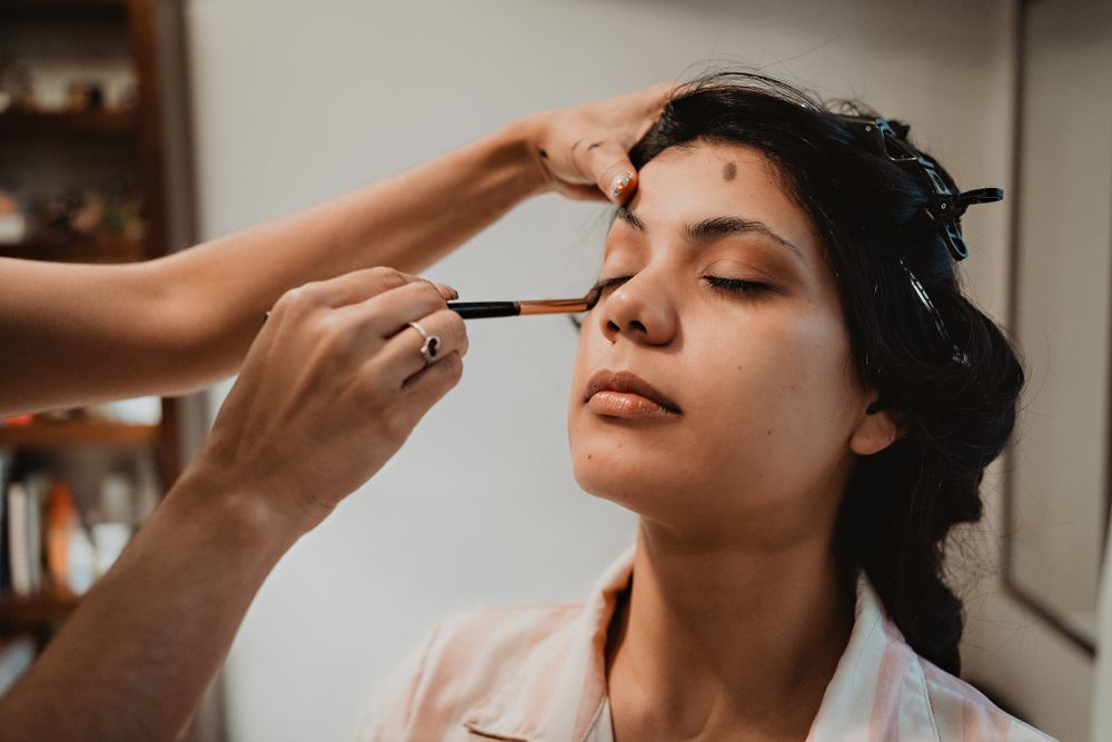 The bride being made up, a moment of calm before the ceremony begins