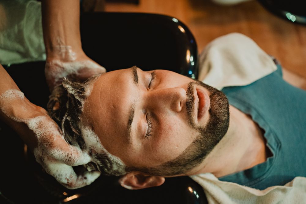 Washing the groom’s hair, capturing pre-wedding details at the barbershop in Mazatlán