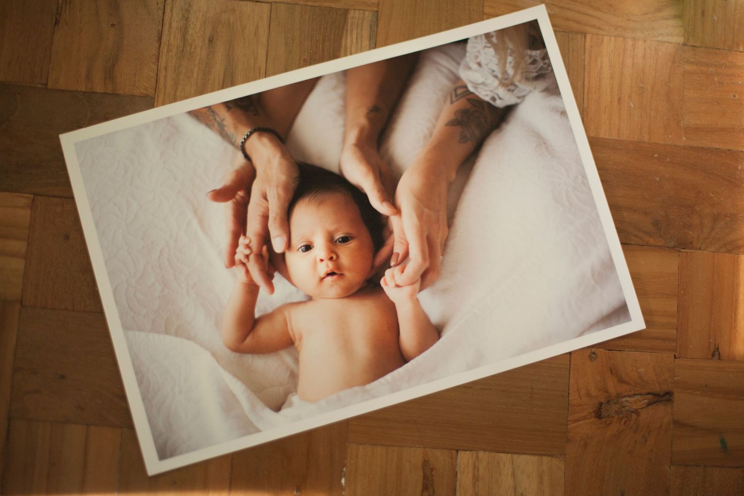 stampa fotografica alta qualità, stampa foto neonata con dettaglio mano genitori, carta fine art, stampa opaca, ricordi fotografici stampati