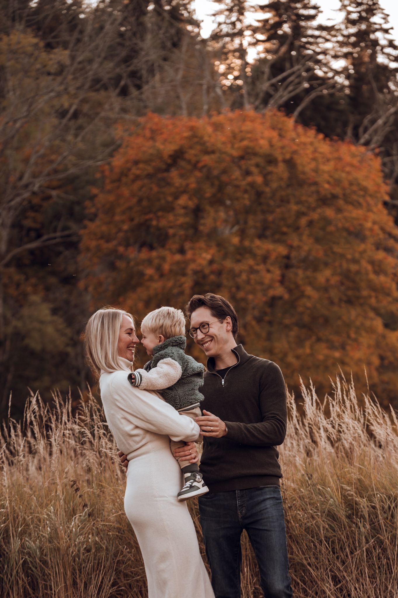 Gravidfotografering i Tyesö, familjefotografering, Stockholm, utomhusfotografering, solnedgångsfotografering, fotografering