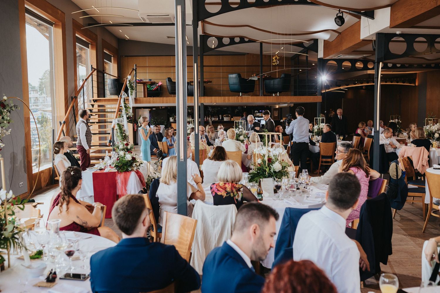 Sala weselna. Przystań Olsztyn. Wojciech Grzegorczyk fotograf ślubny