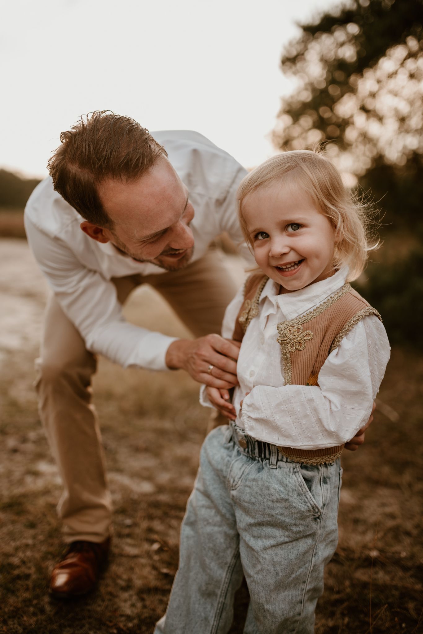 Fotoshoot met verlegen kind in Assen, Drenthe. Een ontspannend fotoshoot tijdens het gouden uurtje