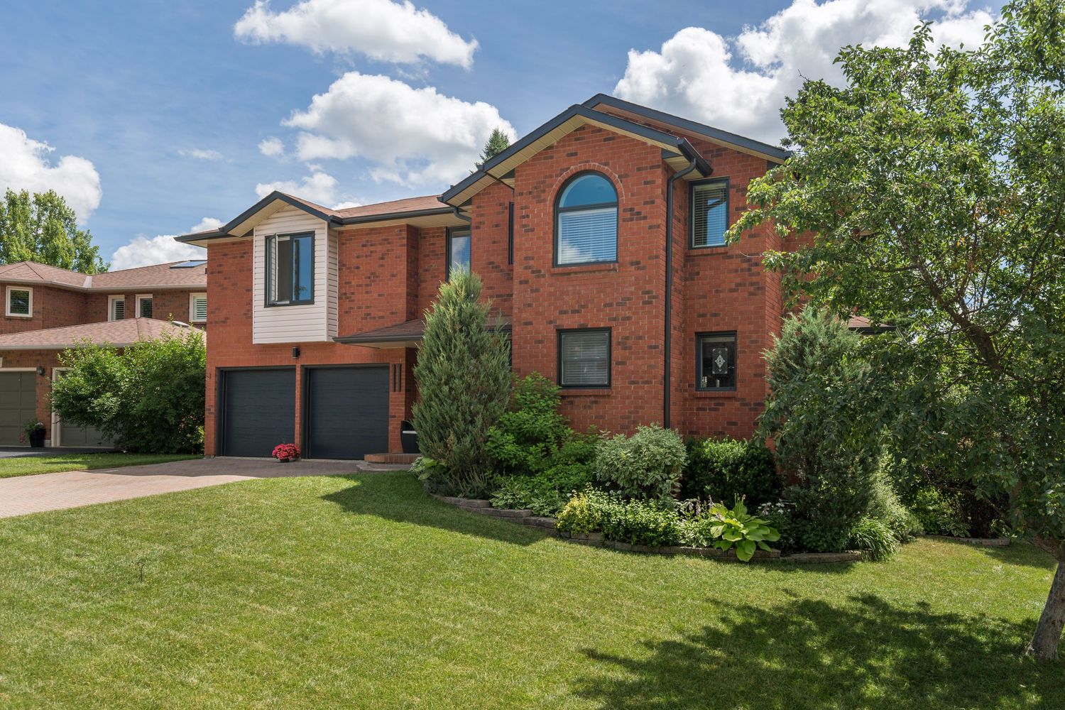 A photo of a detached home in Barrie Ontario for a real estate listing in Simcoe County photographed by Sarah Tennant