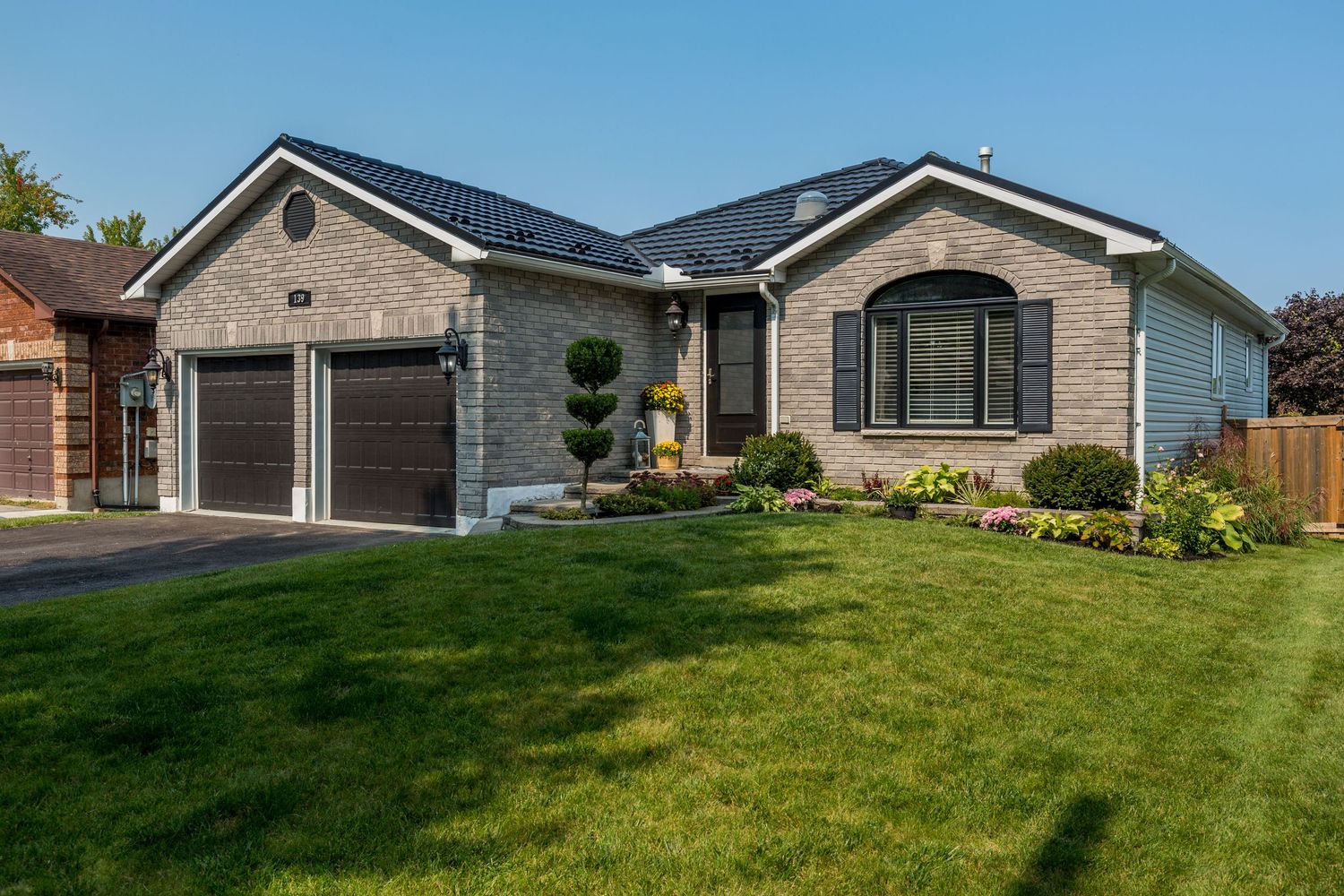 A photo of a detached home in Barrie Ontario for a real estate listing in Simcoe County photographed by Sarah Tennant