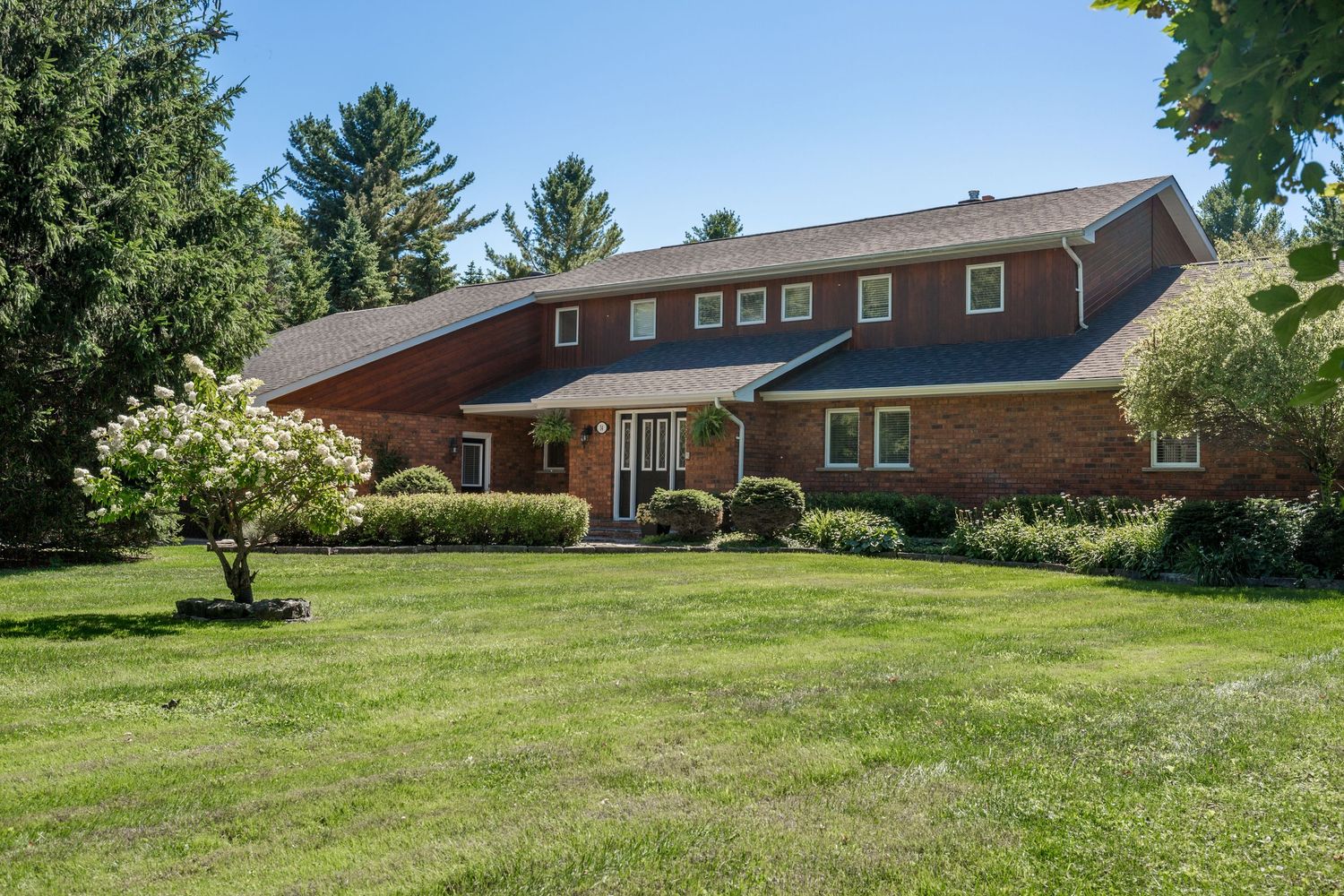 A photo of a detached home in Horseshoe Valley Ontario for a real estate listing in Simcoe County photographed by Sarah Tennant