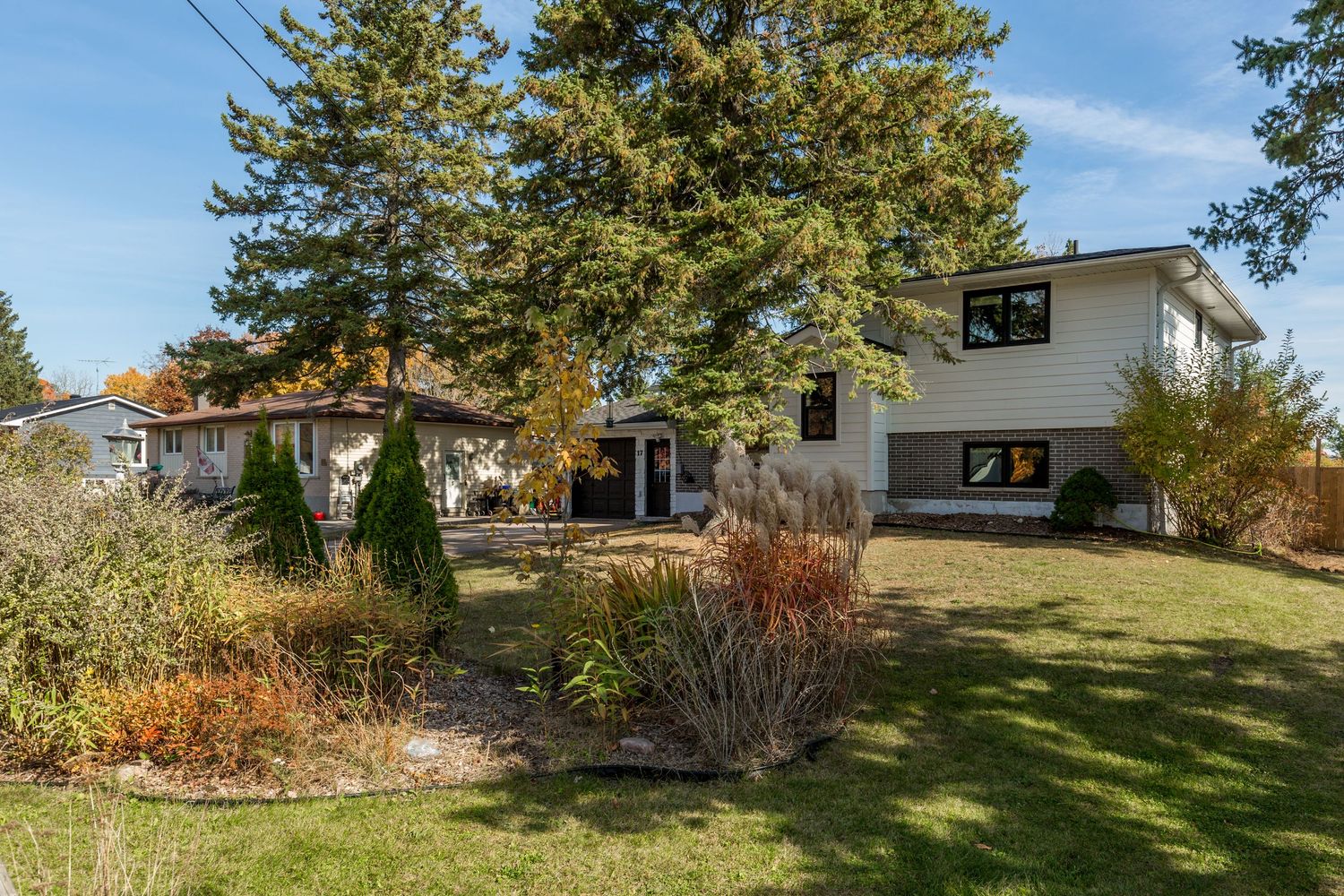 A photo of a detached home in Midhurst Ontario for a real estate listing in Simcoe County photographed by Sarah Tennant