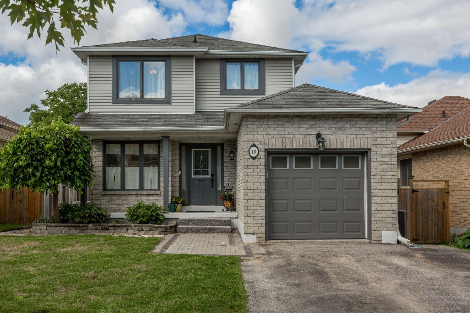 A photo of a detached home in Barrie Ontario for a real estate listing in Simcoe County photographed by Sarah Tennant