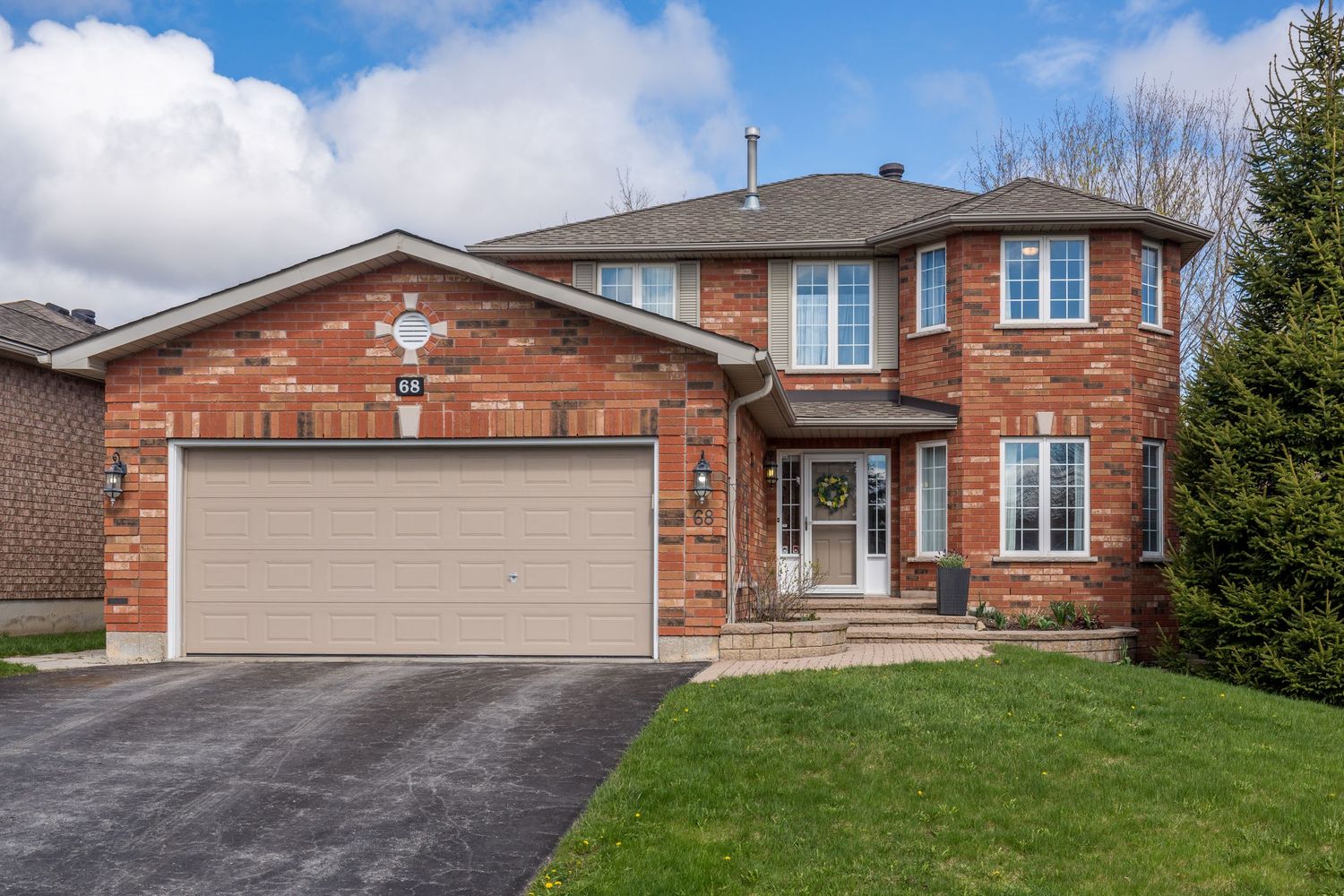 A photo of a detached home in Barrie Ontario for a real estate listing in Simcoe County photographed by Sarah Tennant