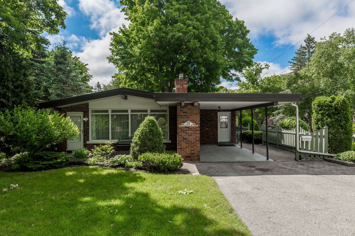 A photo of a detached home in Barrie Ontario for a real estate listing in Simcoe County photographed by Sarah Tennant