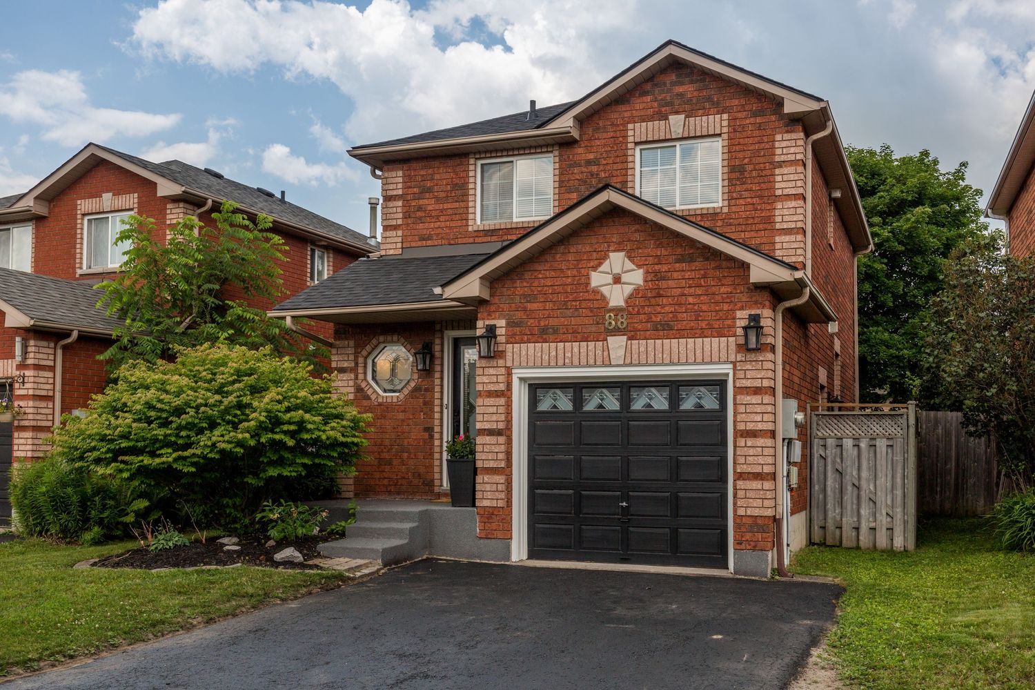A photo of a detached home in Barrie Ontario for a real estate listing in Simcoe County photographed by Sarah Tennant