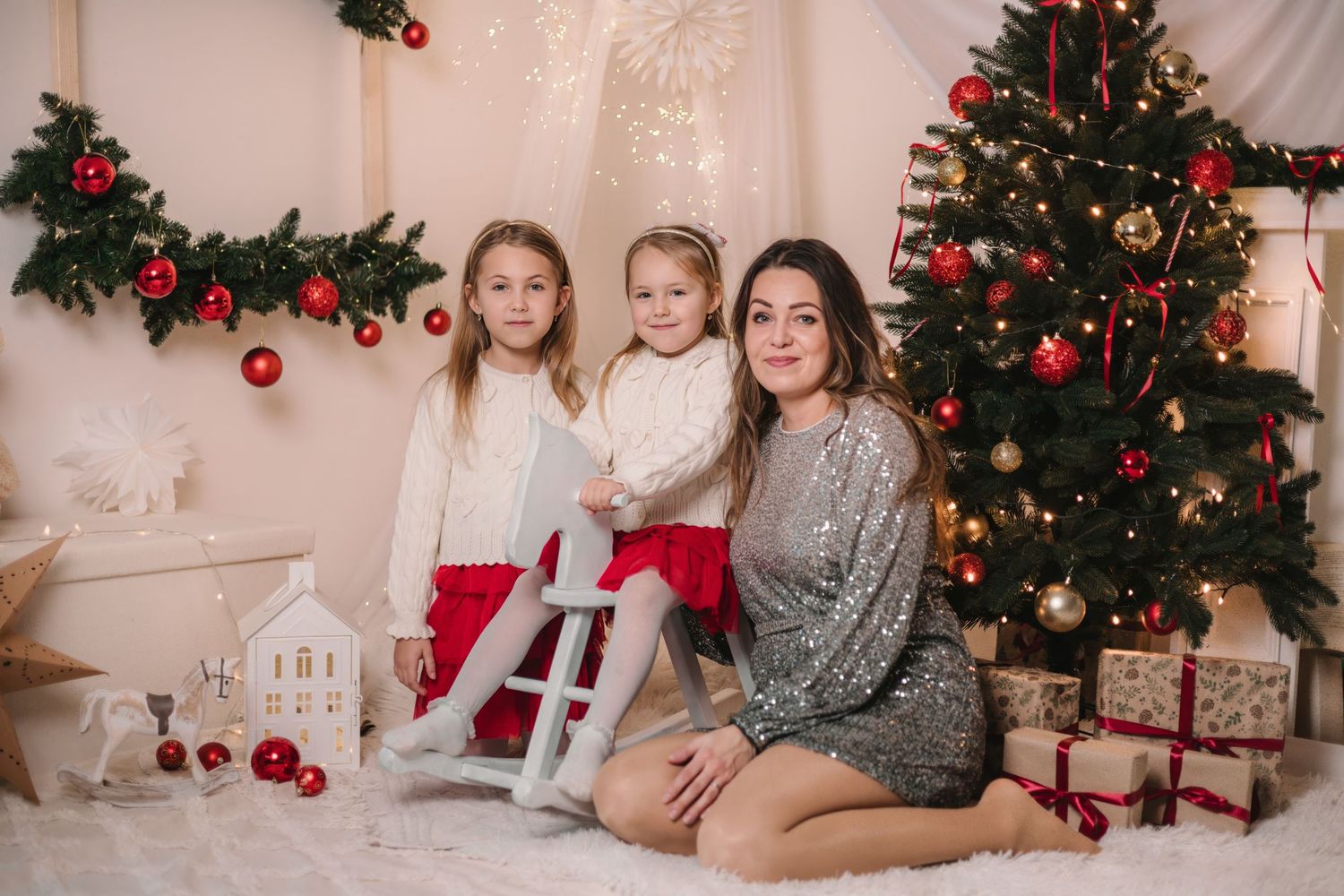 Mamička s dvomi dcérkami v elegantnom vianočnom prostredí. Tematické vianočné fotenie pre rodiny v okrese Žilina.