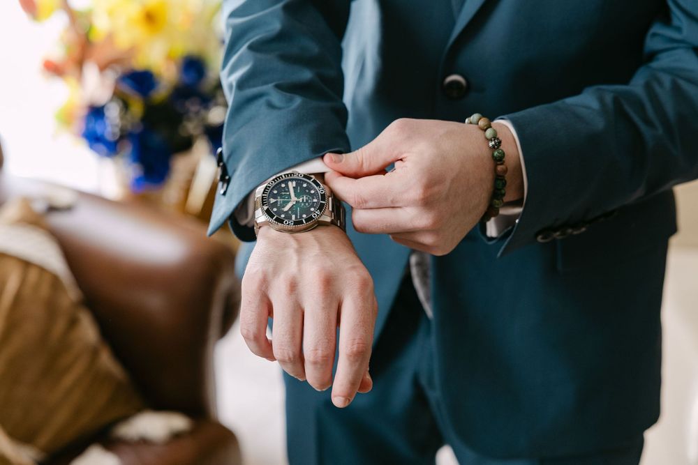 Groom adjusting his watch during his preprations in Almada
