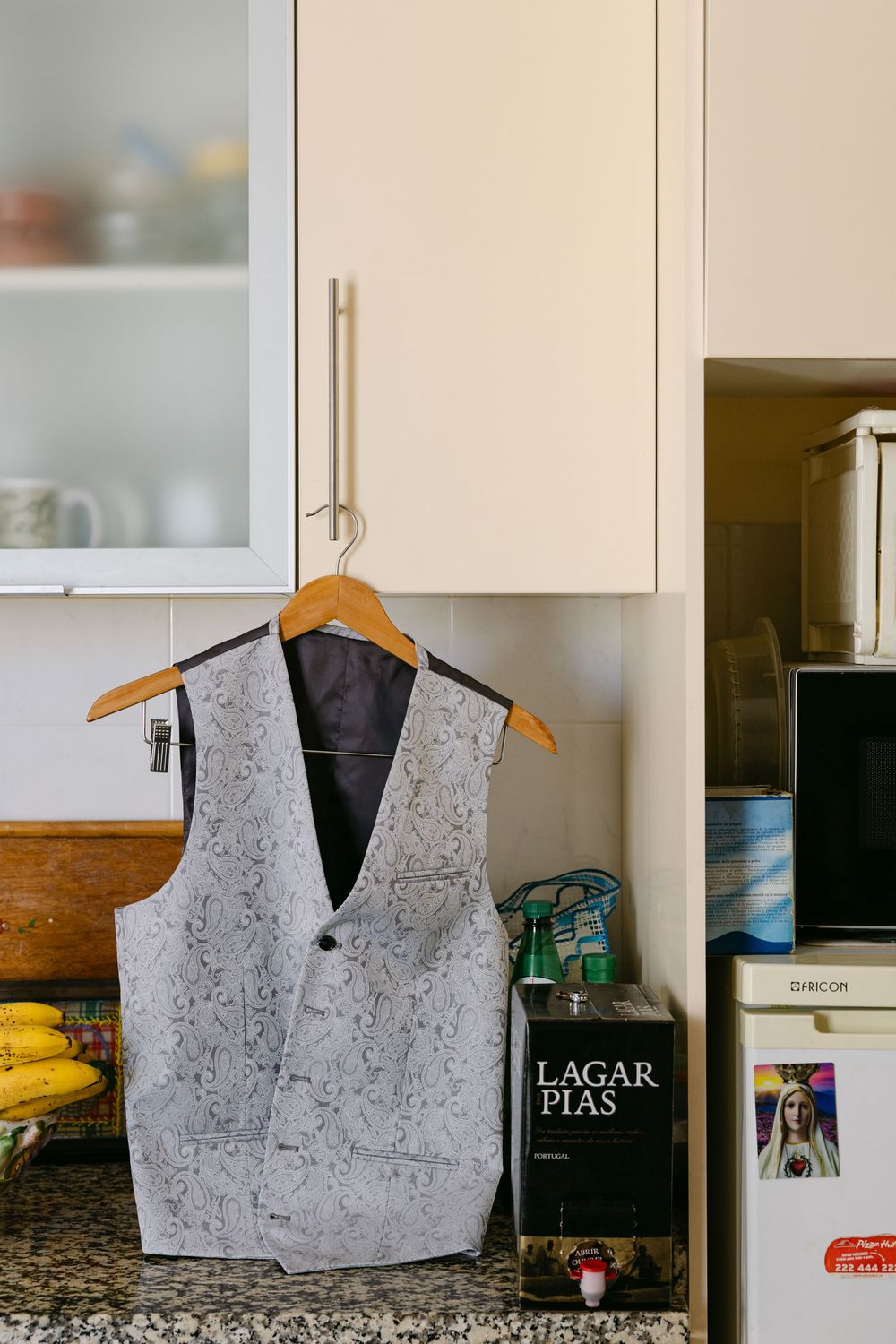 Documentary-style capture of groom preparations with close family in Almada