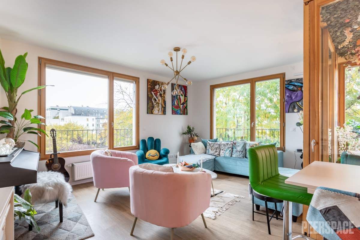 Portrait professionnel dans un loft atypique au style artistique, avec jardin d’intérieur décoratif, couleurs vives et mobilier original