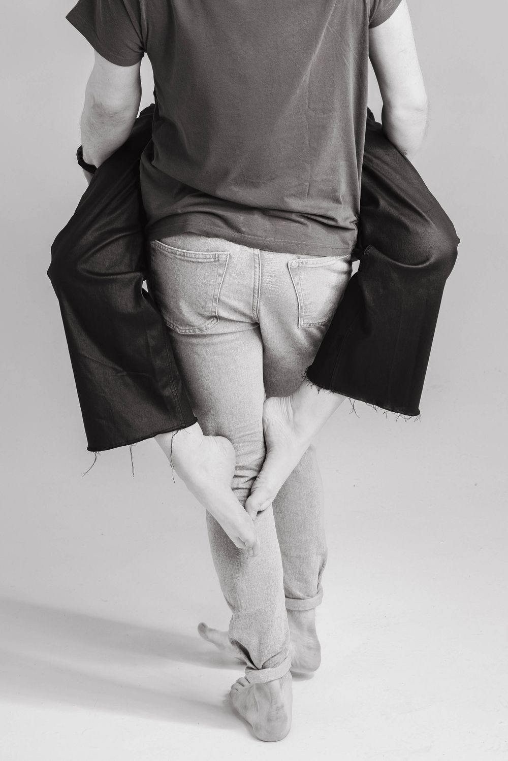 Para podczas sesji w studio fotograficznym
