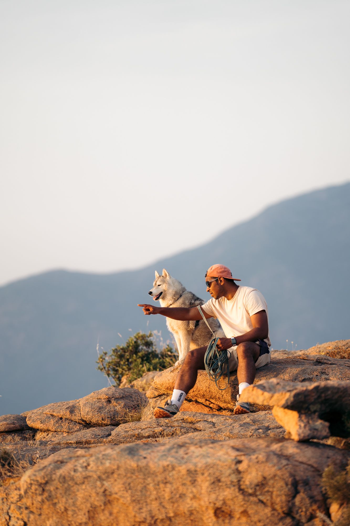 randonneur et son chien sur les falaises  de piana
