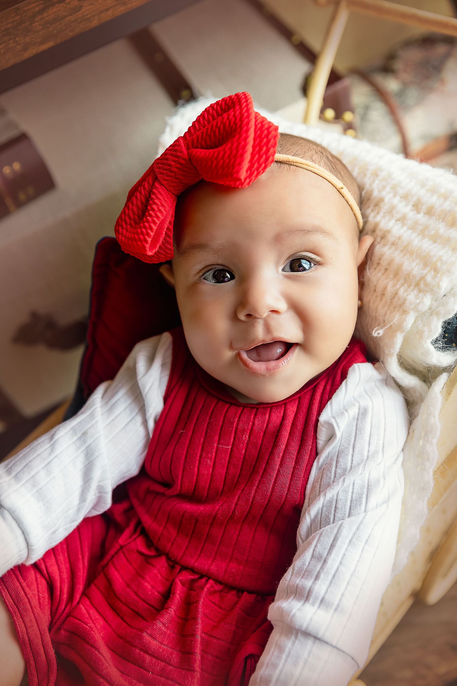 bebe vestida de rojo acostadita para una fotografias