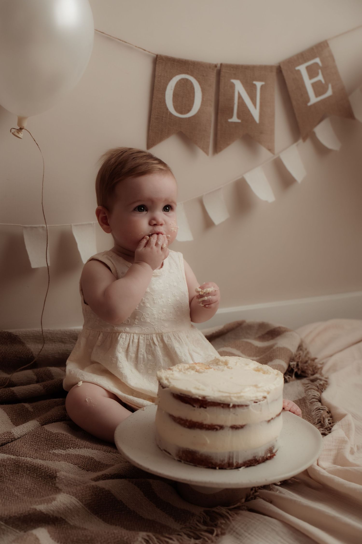 Baby geniet van taart bij Happy First cakesmash in fotostudio Helmond.