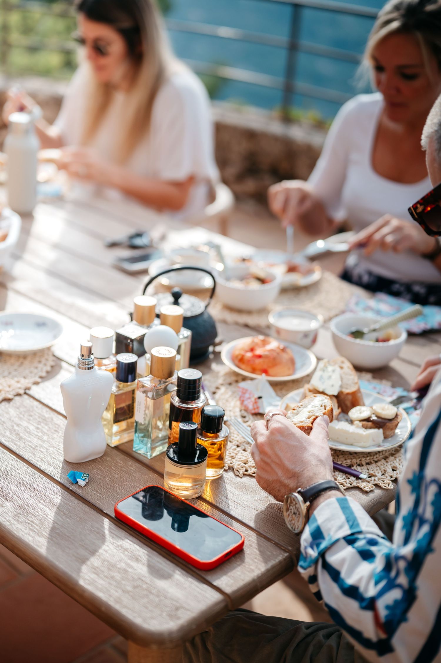 retreat photography at bastide having breakfast on the terrace