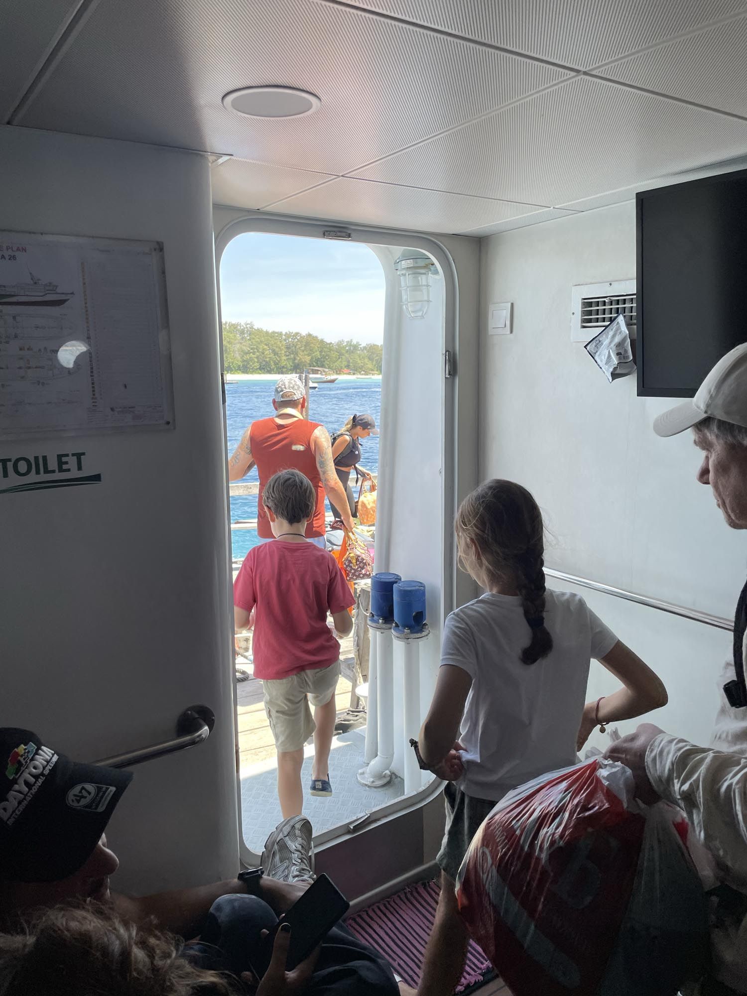 Passeggeri in fila per salire sulla barca verso le Gili