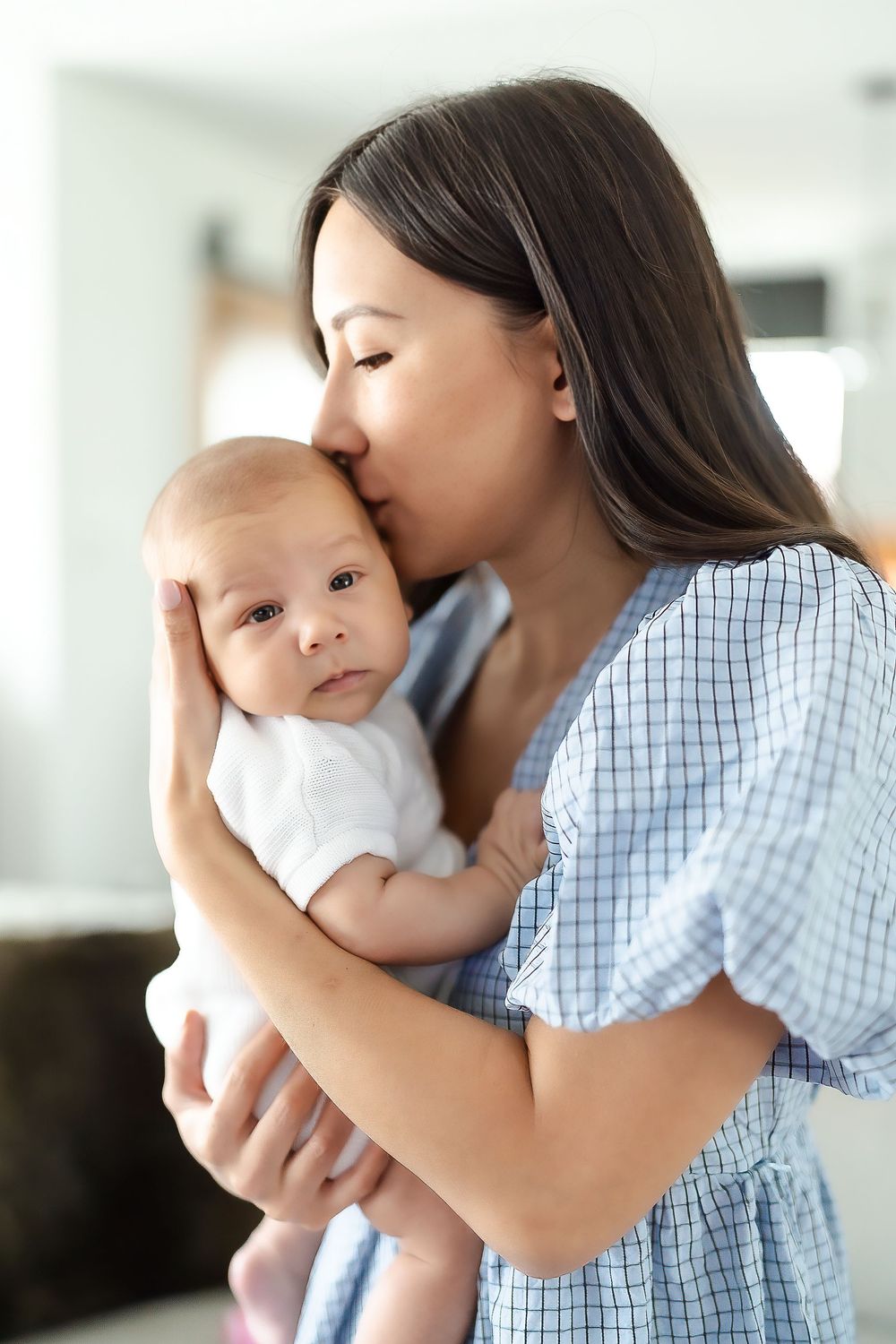 Newborn Lifestyle Family Session by Houston Photographer in home