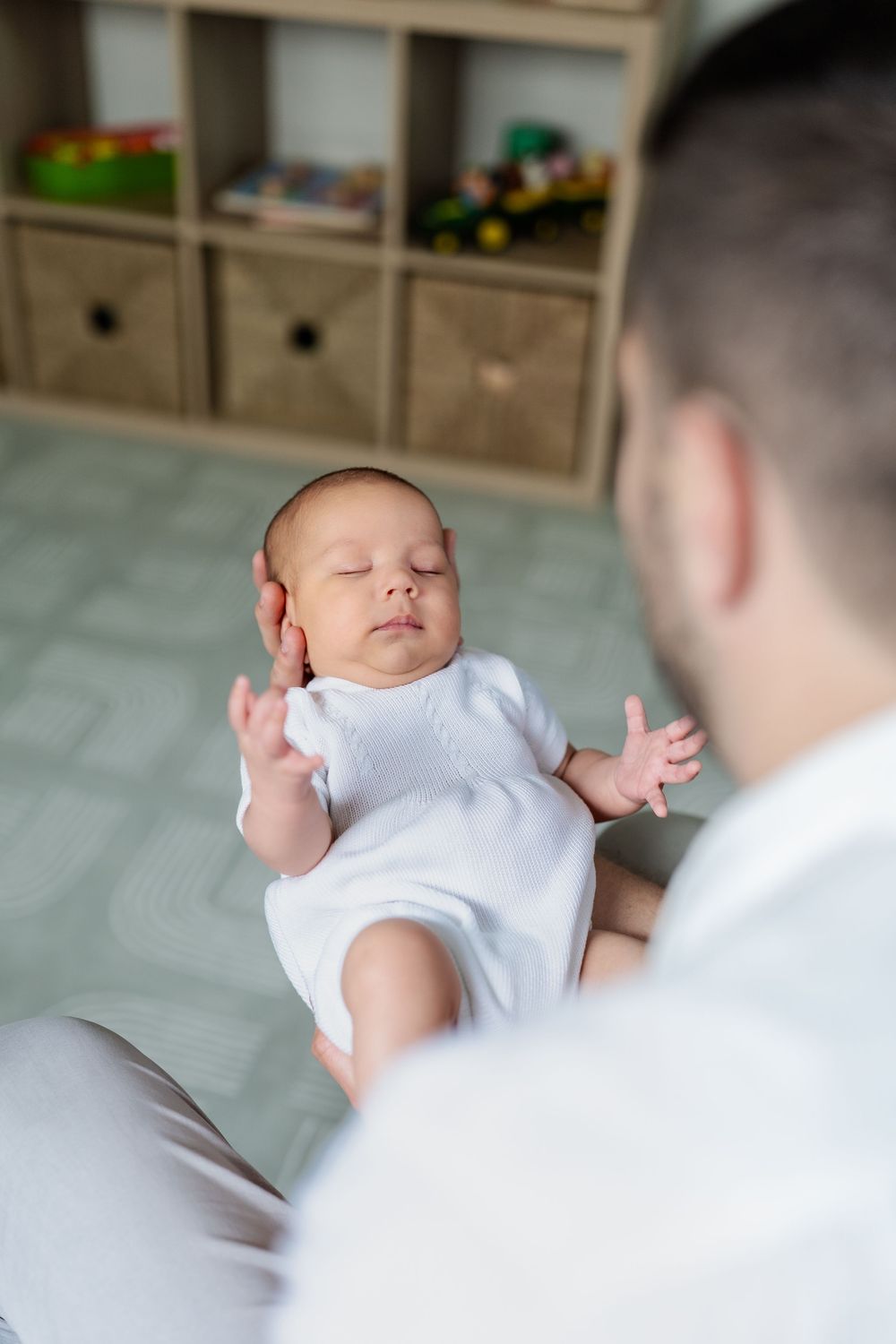 Newborn Lifestyle Family Session by Houston Photographer in home