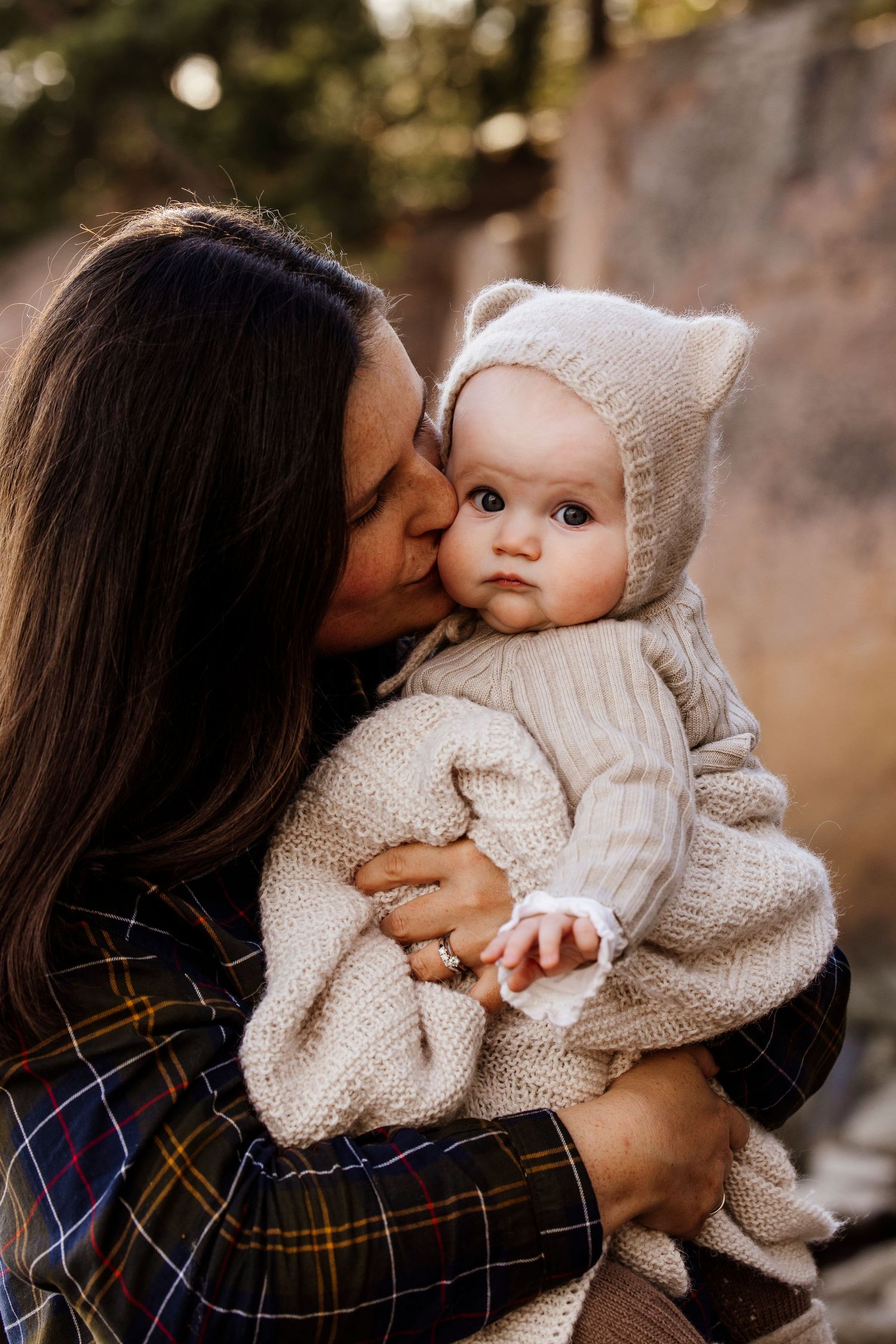 mamma kysser baby på stranda