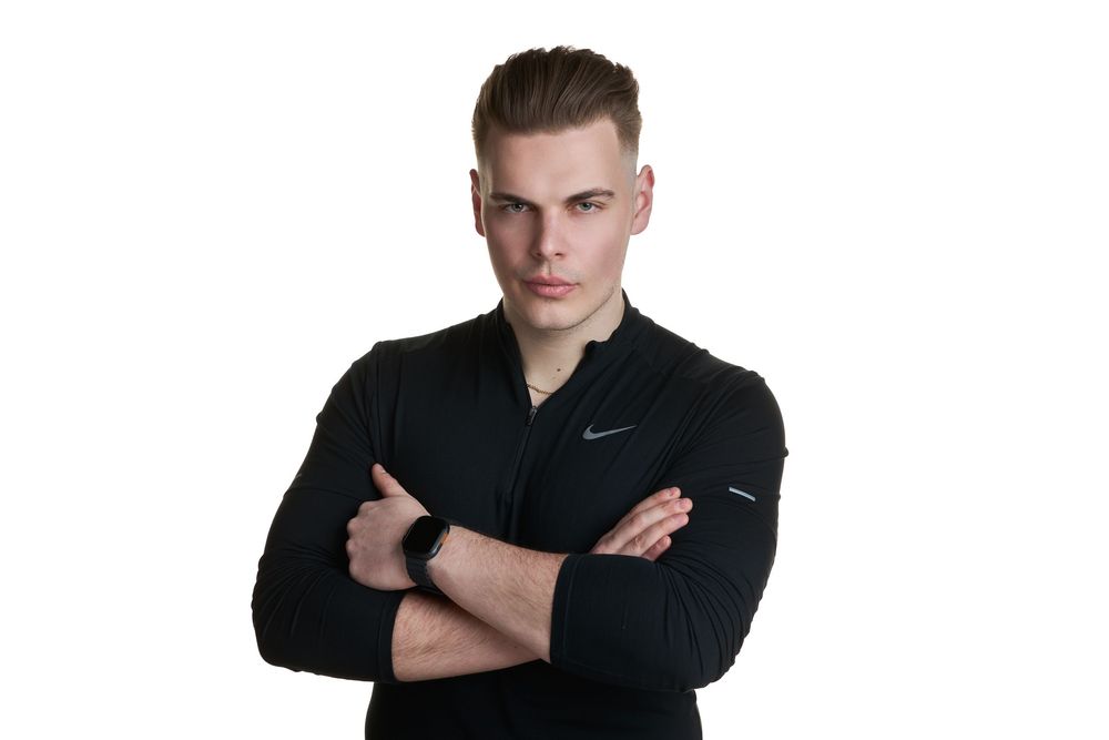 Biznesmen w garniturze. Dawid Wołoszyn fotograf biznesowy Lublin, fotograf produktowy Lublin