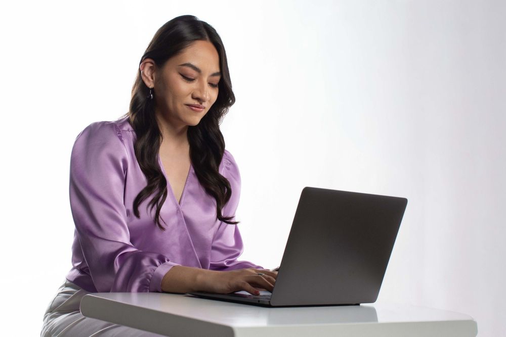 Sesión de fotos ejecutiva femenina y marca personal en estudio profesional en CDMX. Retratos corporativos elegantes y profesionales.