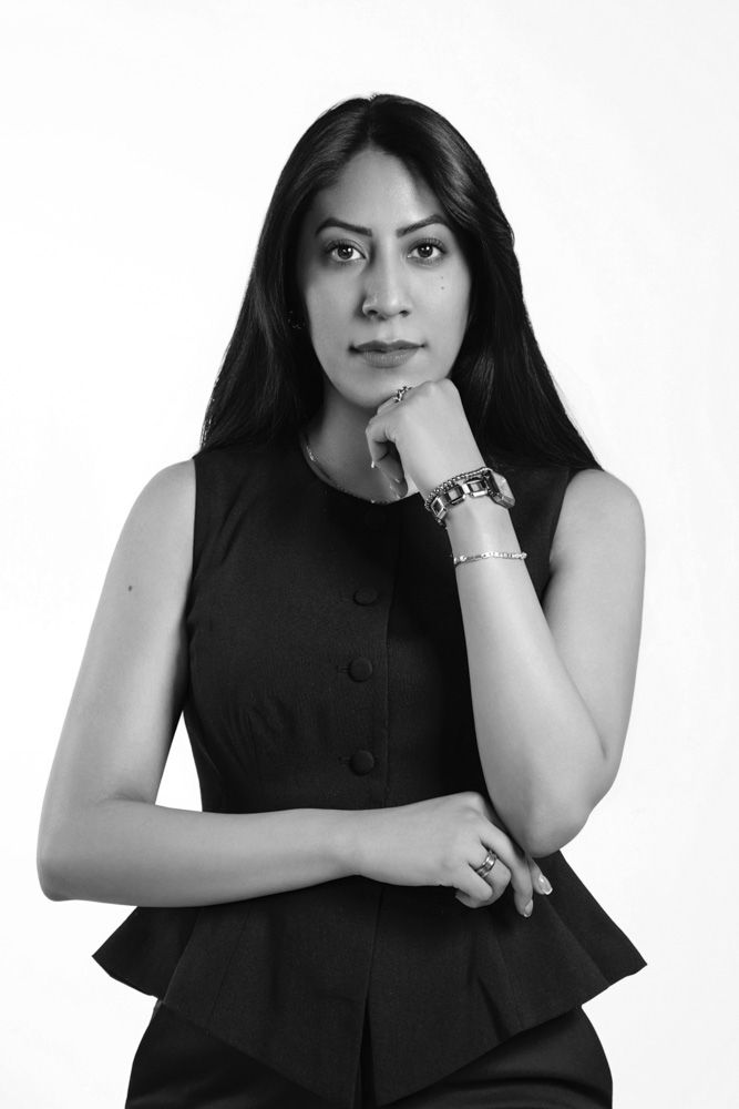 Retrato editorial de moda en estudio con iluminación profesional en blanco y negro. Fotografía de autor premium en la CDMX