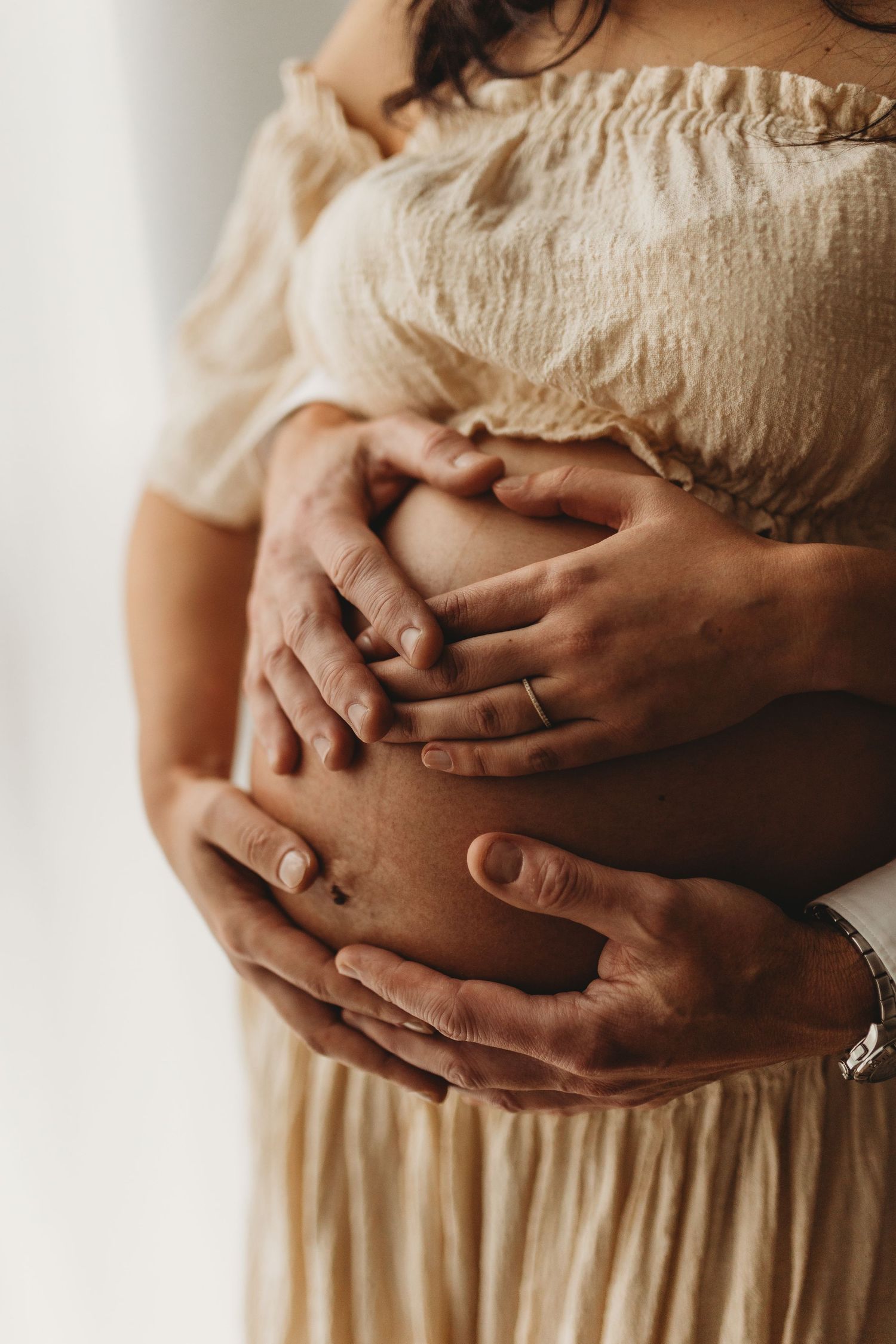 Maternity photoshoot in cozy home studio Peutie Vilvoorde near Brussels